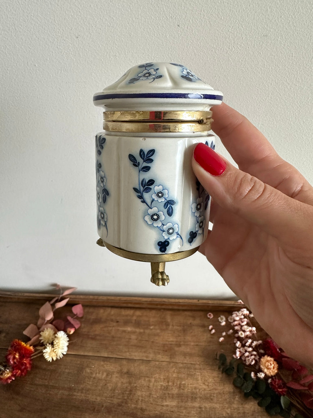 Pot en porcelaine peinte cerclé de laiton sur pieds