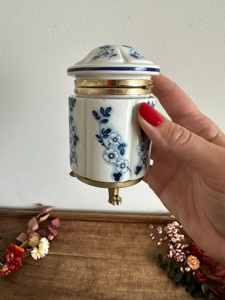 Pot en porcelaine peinte cerclé de laiton sur pieds