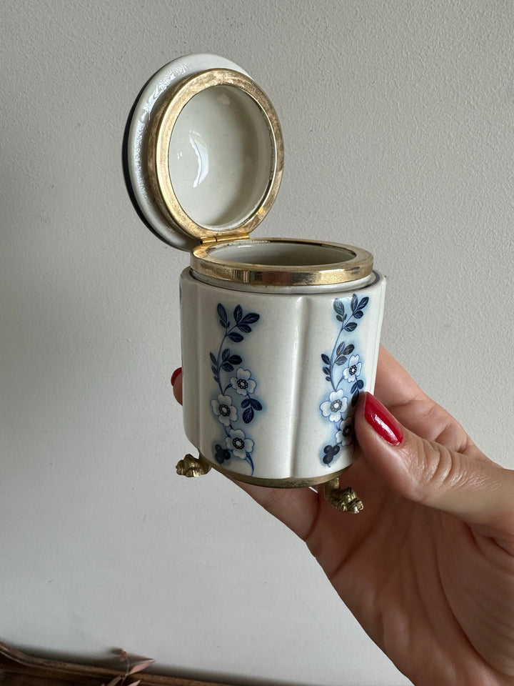 Pot en porcelaine peinte cerclé de laiton sur pieds