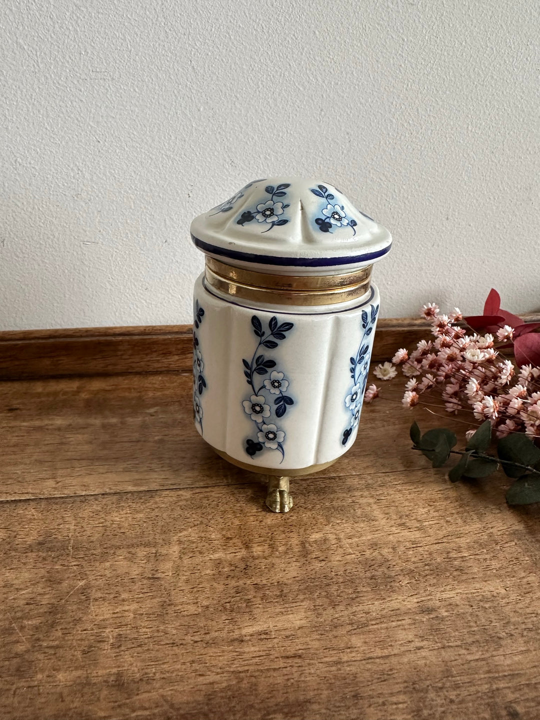 Pot en porcelaine peinte cerclé de laiton sur pieds