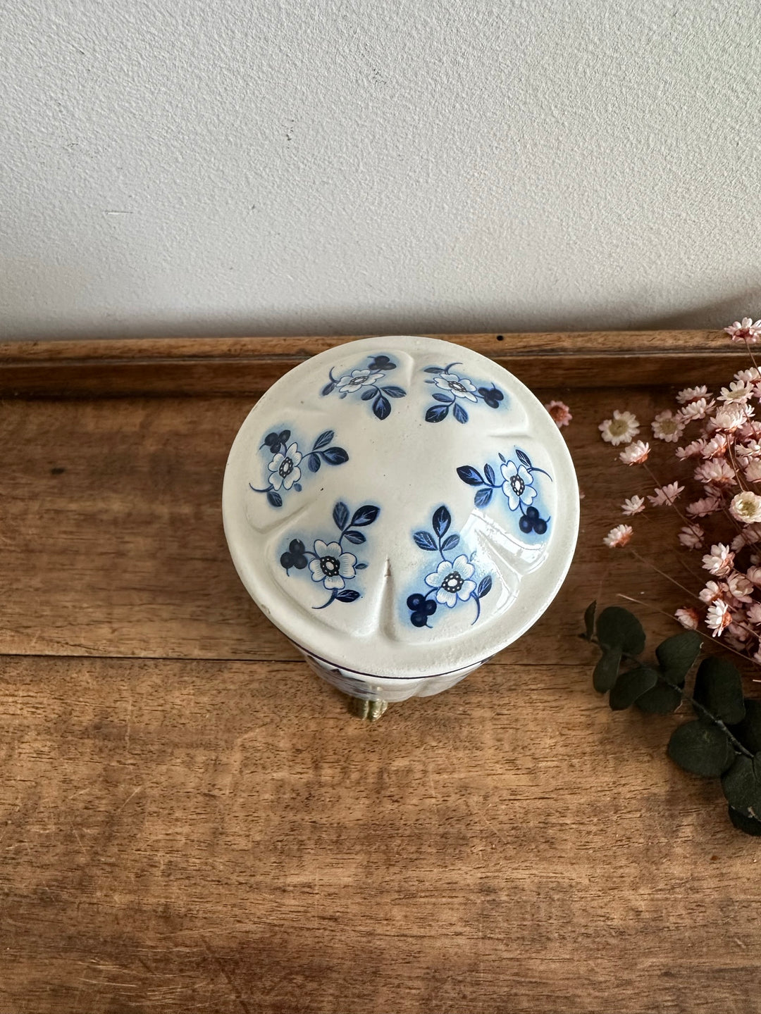 Pot en porcelaine peinte cerclé de laiton sur pieds