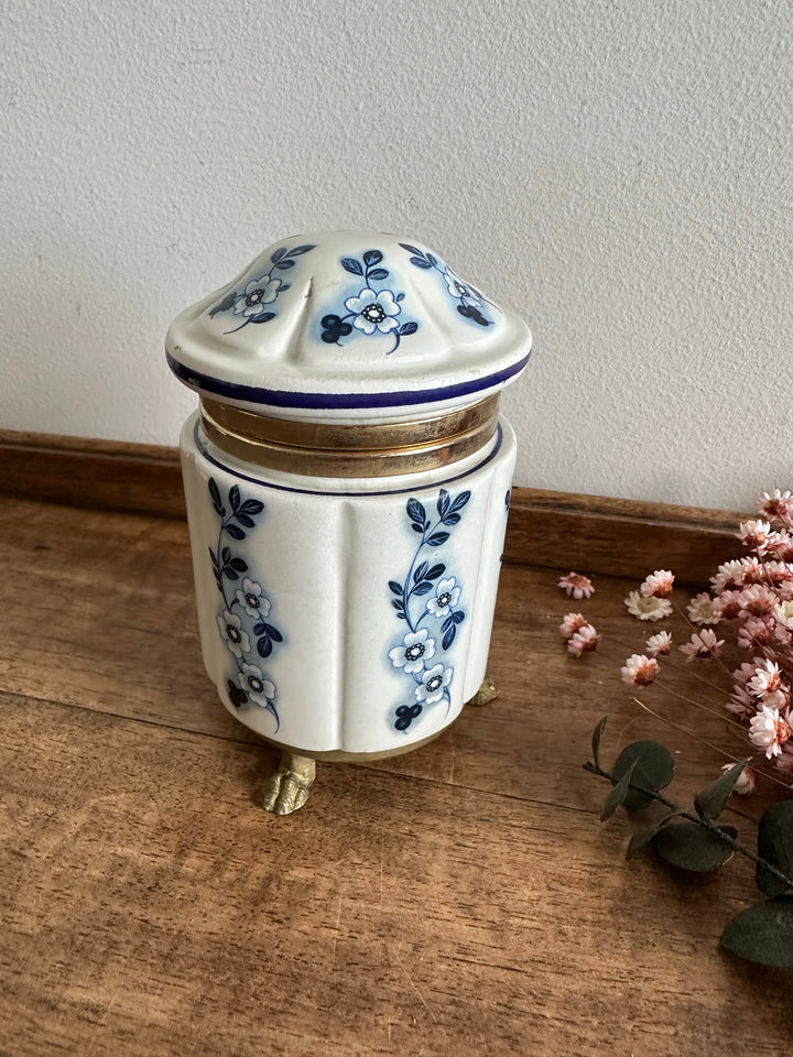 Pot en porcelaine peinte cerclé de laiton sur pieds