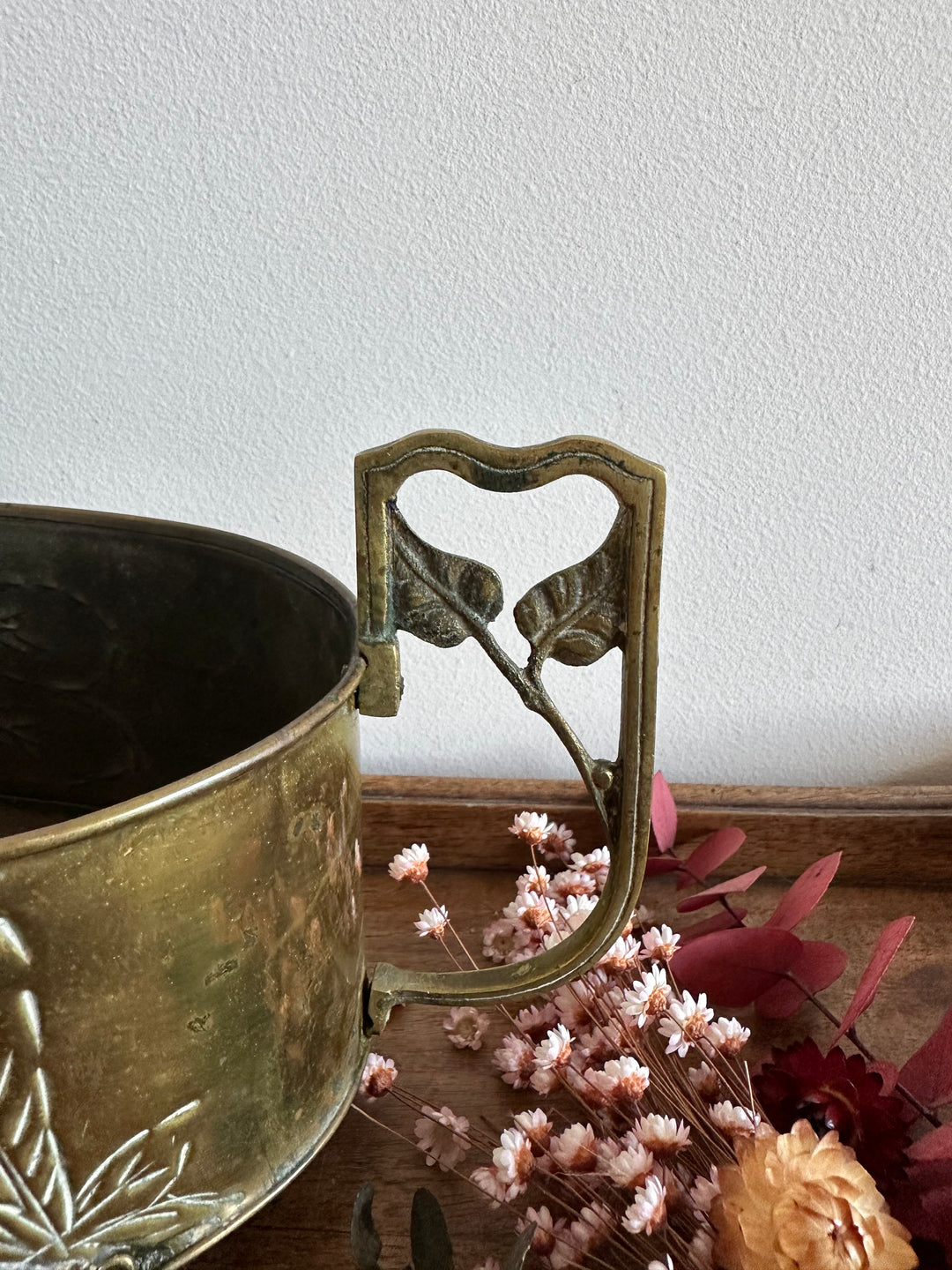 Jardinière en cuivre et laiton gravée sur pieds sculptés