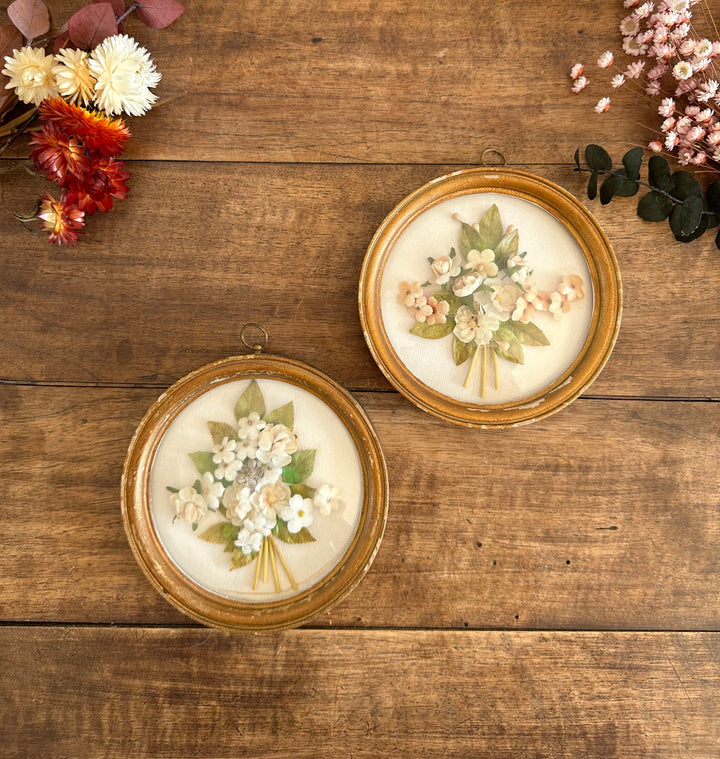 Fleurs en tissu sous verre bombé fond blanc cadre en bois doré
