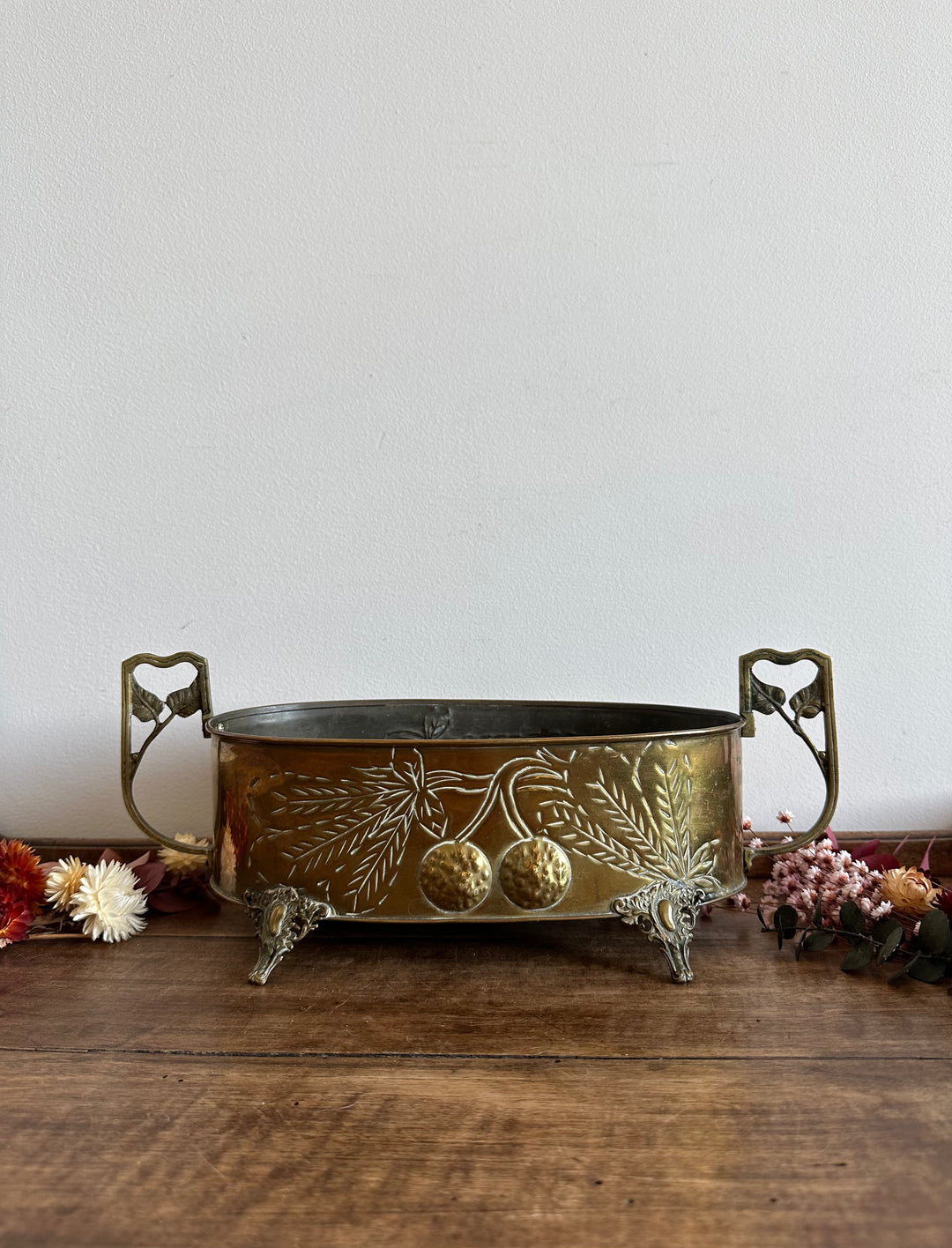 Jardinière en cuivre et laiton gravée sur pieds sculptés