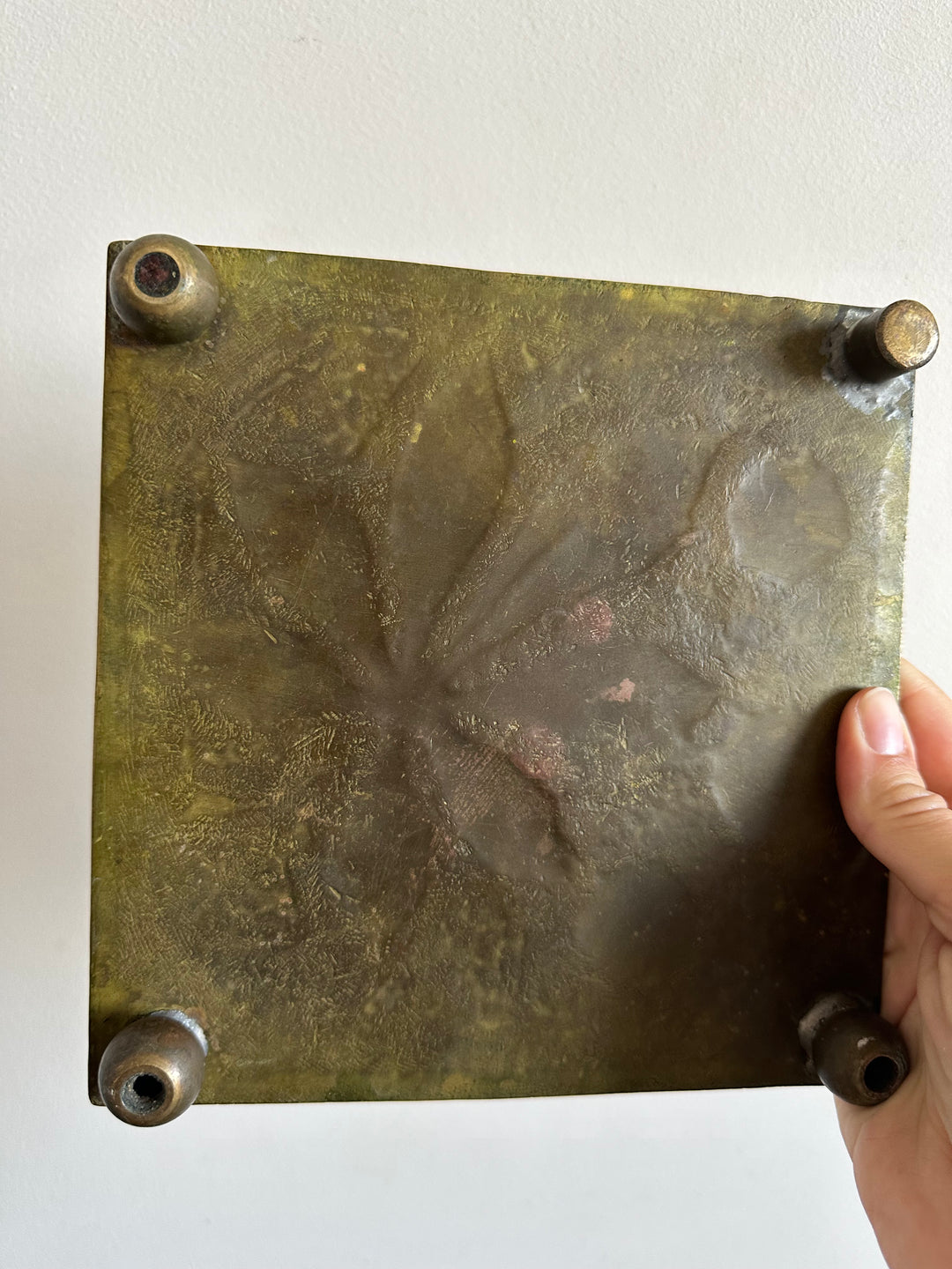 Dessous de plat signé AF en laiton motifs feuilles