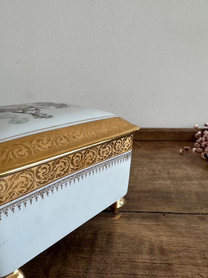 Boite en porcelaine Limoges sur pieds carrés motifs scène d'époque