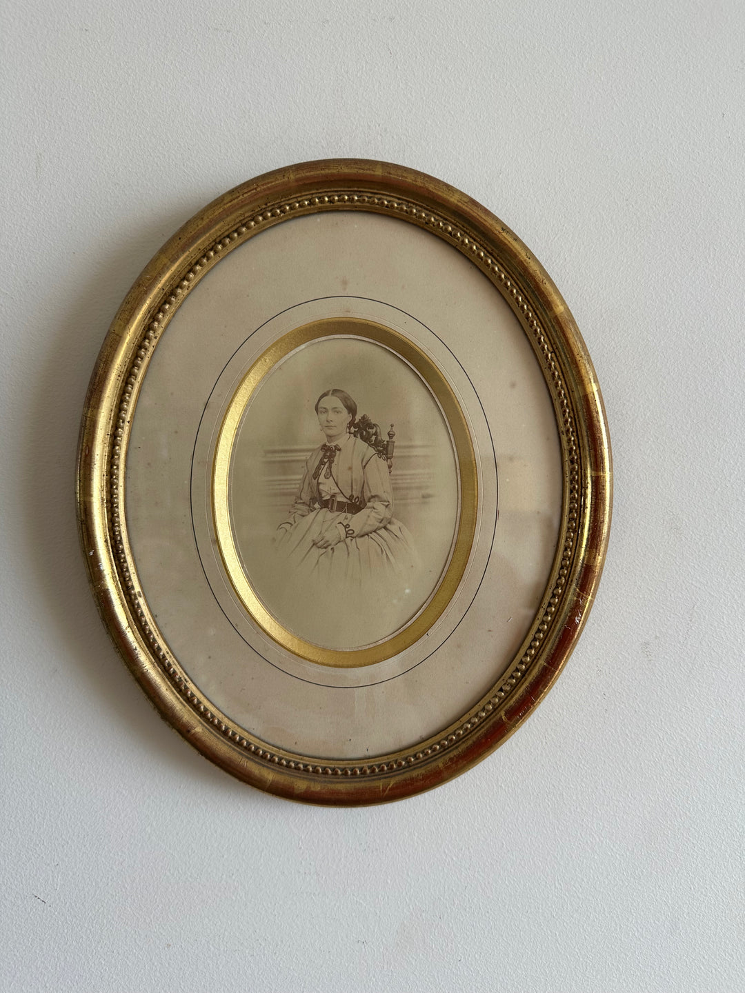 Portrait jeune femme assise dans son cadre doré à la feuille d'or.