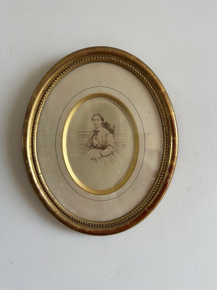 Portrait jeune femme assise dans son cadre doré à la feuille d'or.