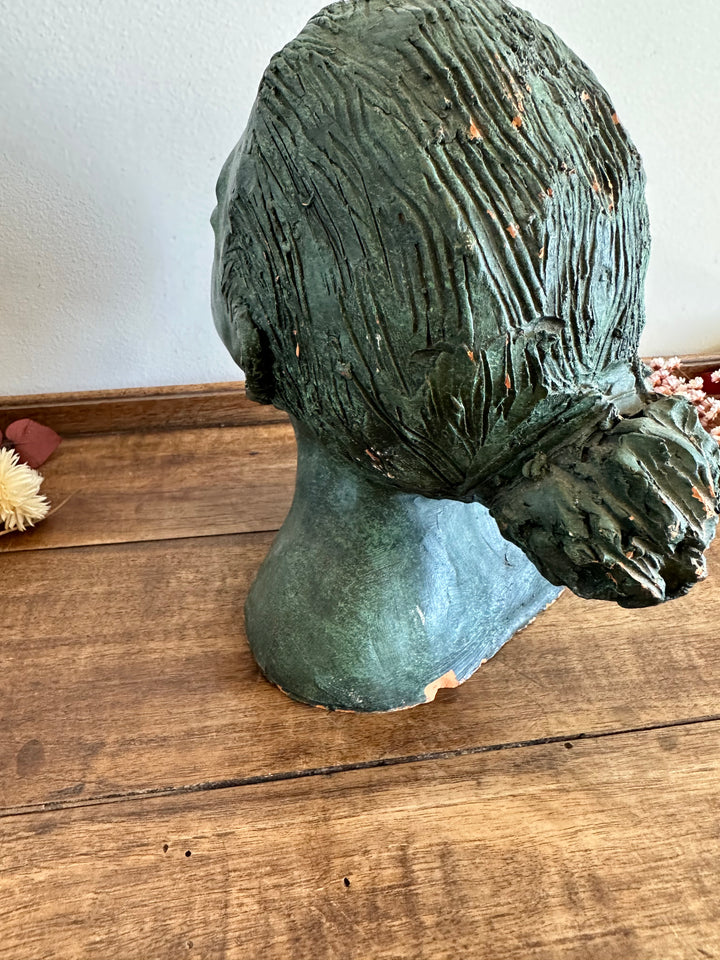 Statue jeune femme au chignon en argile
