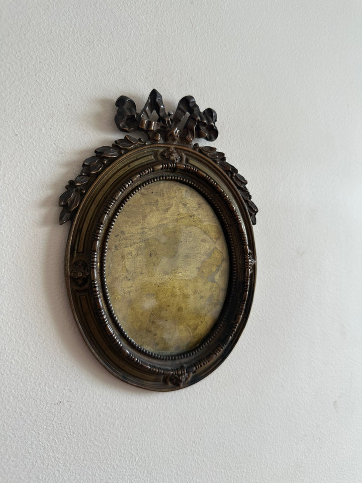 Cadre photo Napoléon III rond en bronze noeud sur fronton