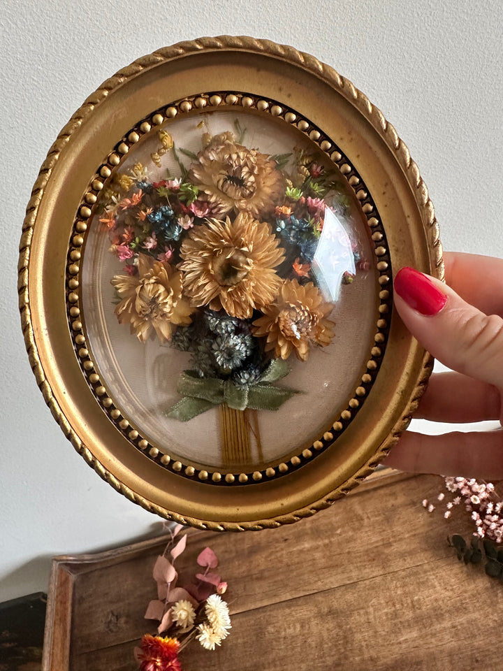 Bouquet de fleurs séchées encadré sous verre bombé