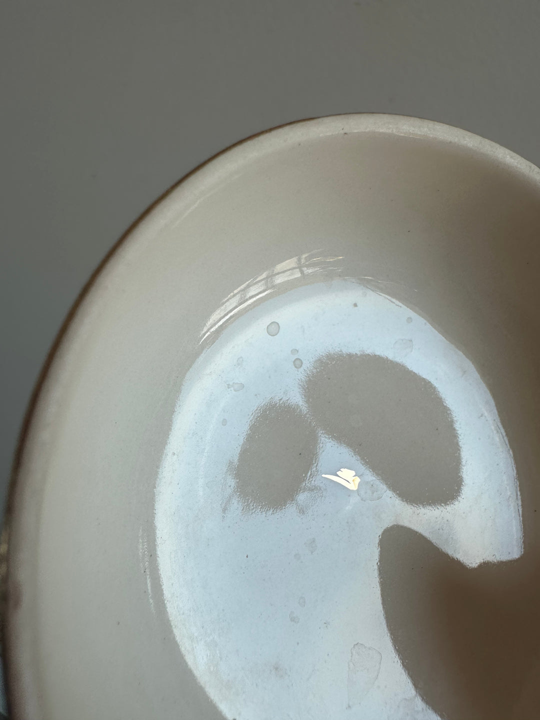 Pot en porcelaine peinte avec couvercle Made in England