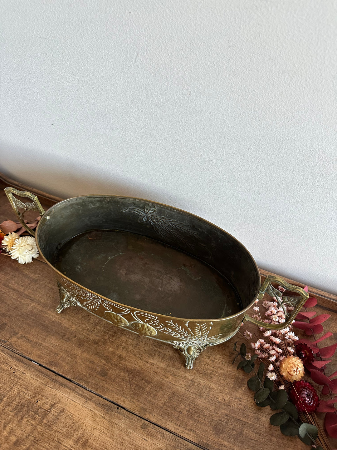 Jardinière en cuivre et laiton gravée sur pieds sculptés