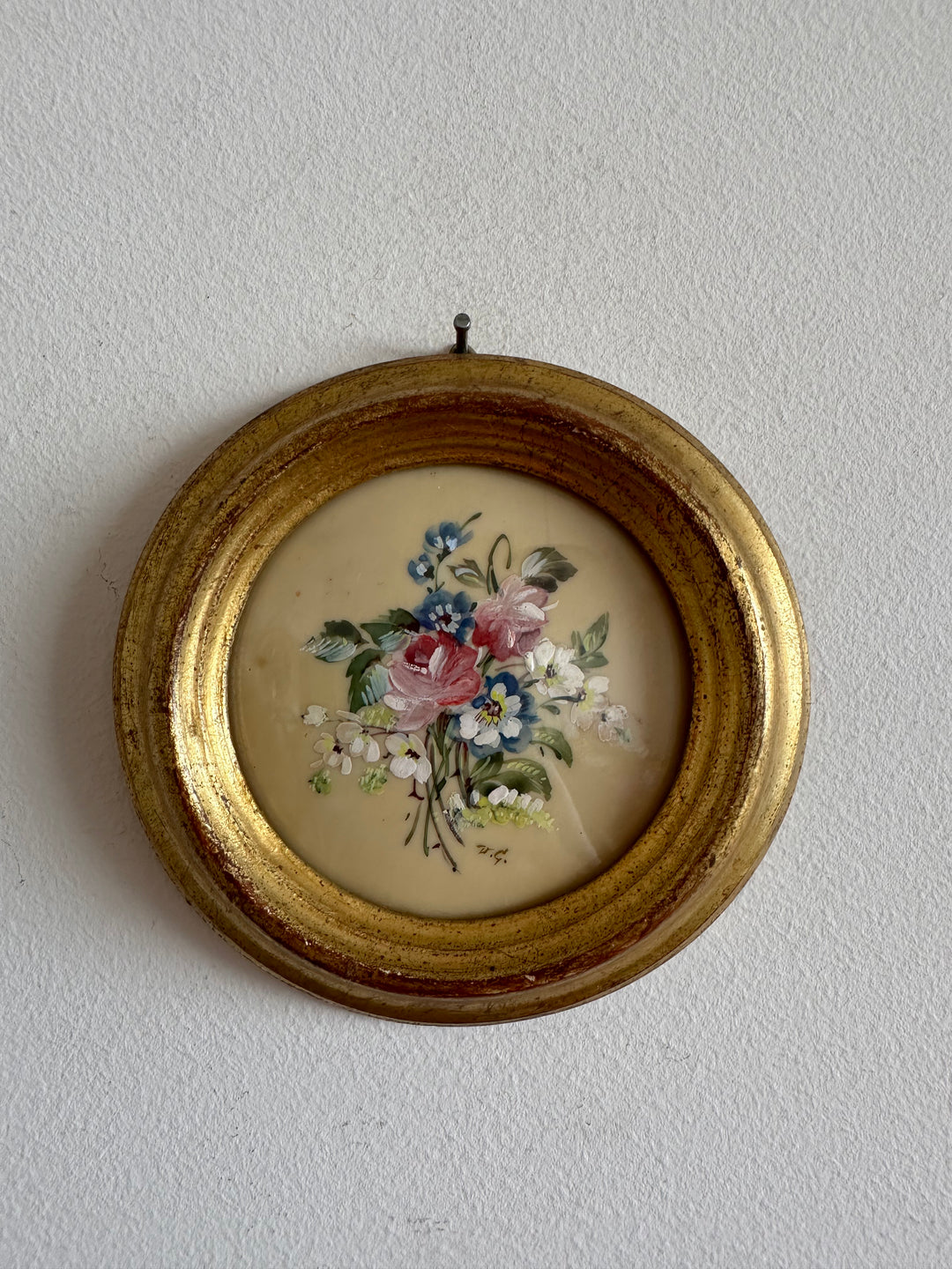 Peinture signée sur porcelaine émaillée dans son cadre doré à la feuille en bois