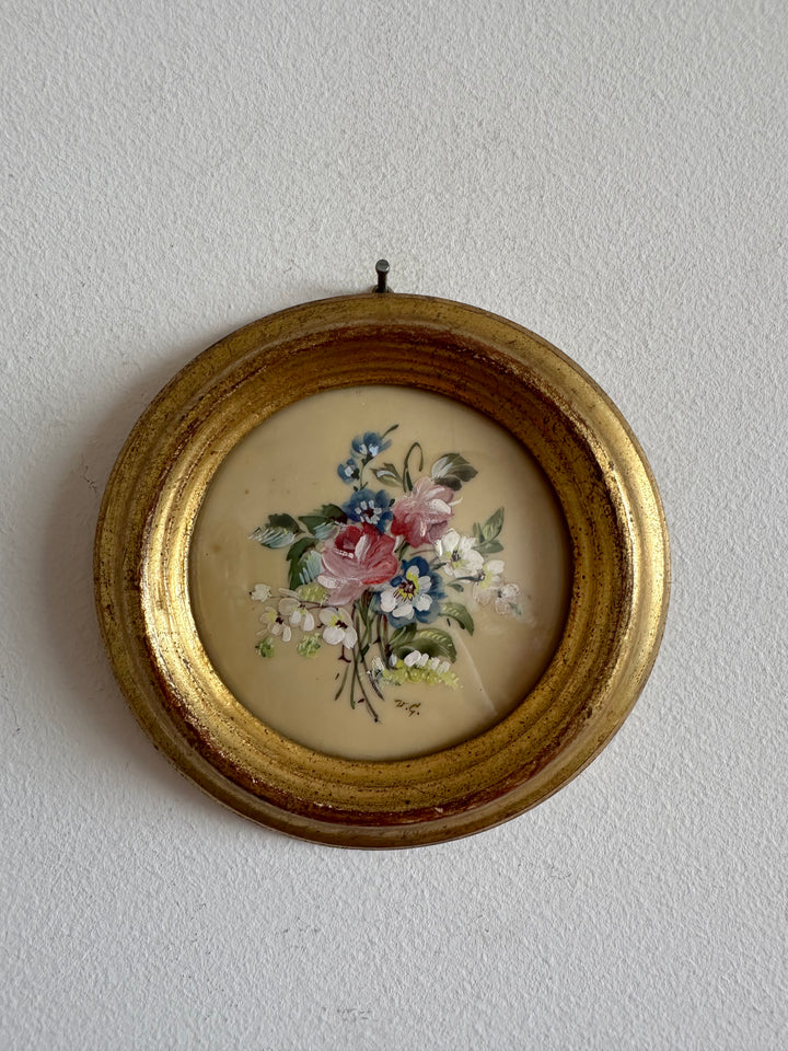 Peinture signée sur porcelaine émaillée dans son cadre doré à la feuille en bois