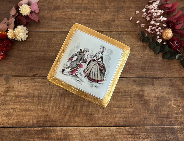 Boite en porcelaine Limoges sur pieds carrés motifs scène d'époque