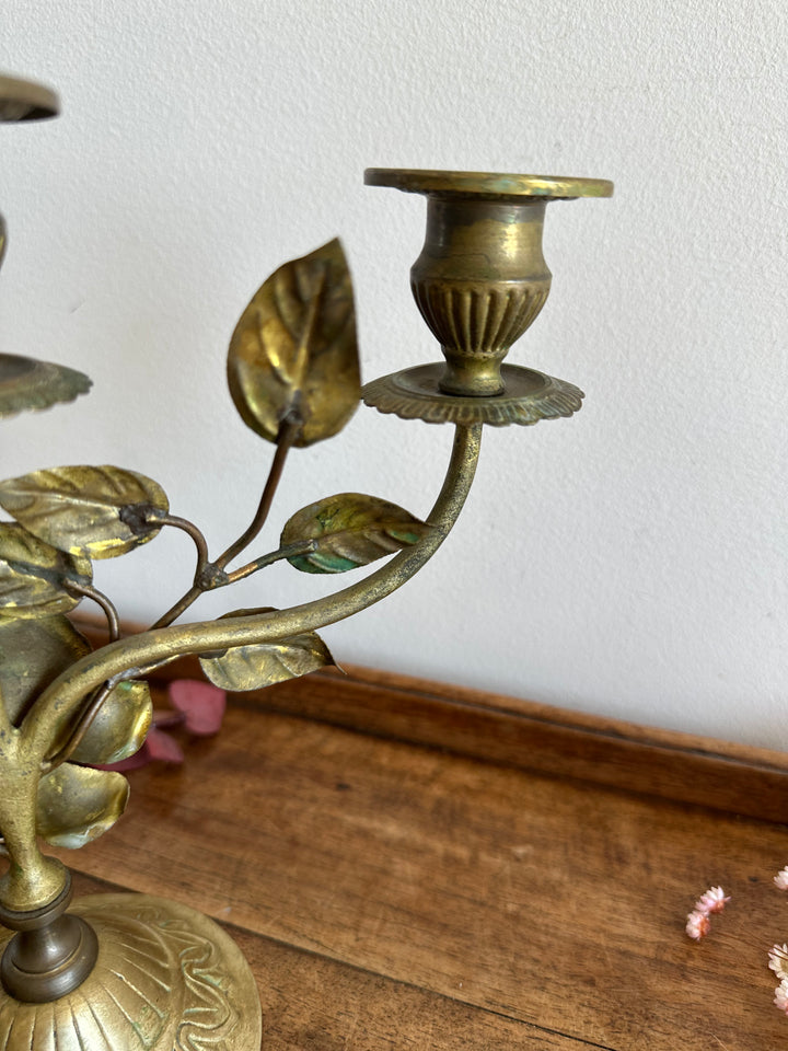 Chandelier à trois branches orné de roses sculptées