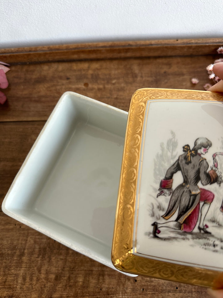 Boite en porcelaine Limoges sur pieds carrés motifs scène d'époque