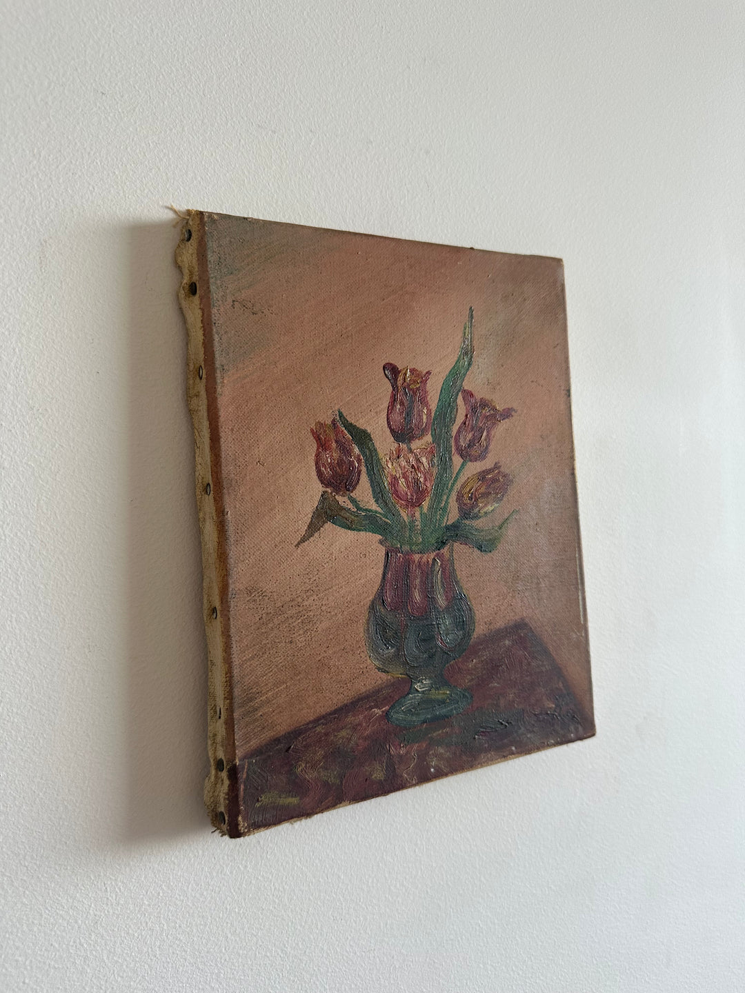 Bouquet de tulipes roses et rouges dans un vase sur fond vieux rose