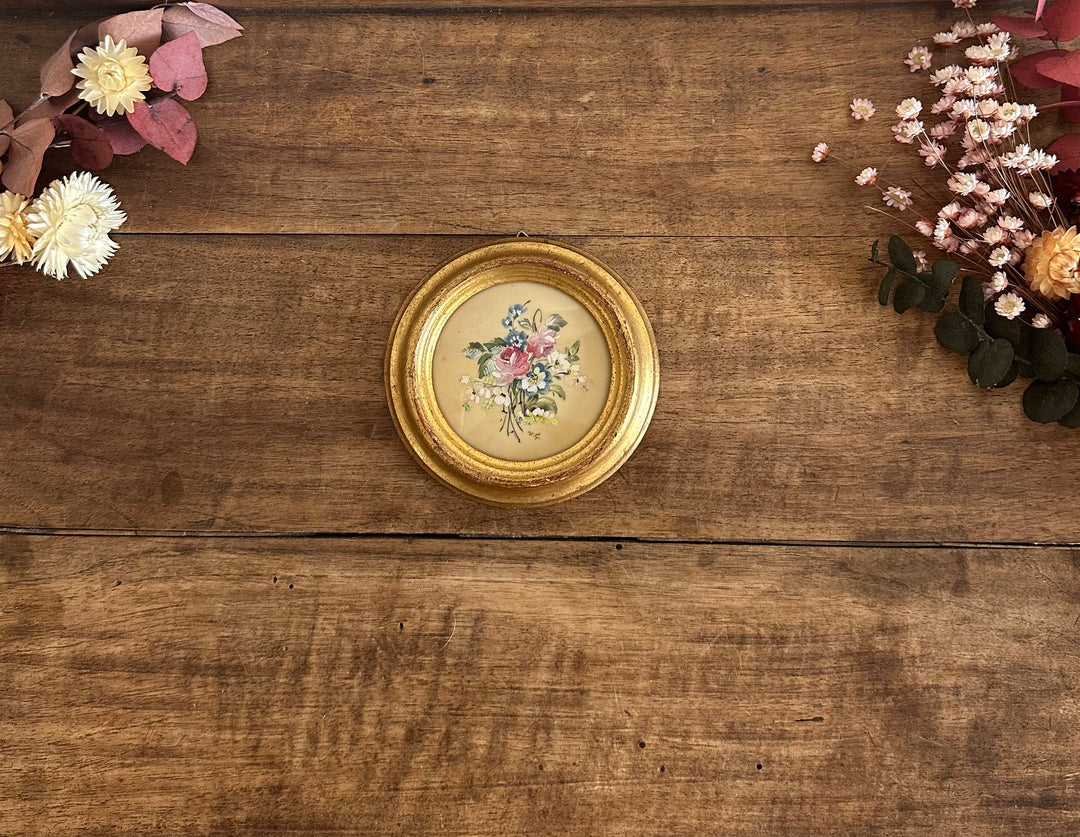 Peinture signée sur porcelaine émaillée dans son cadre doré à la feuille en bois