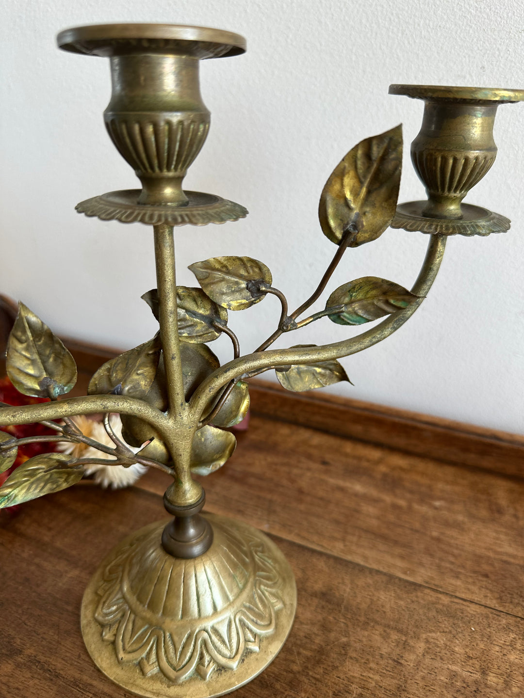 Chandelier à trois branches orné de roses sculptées