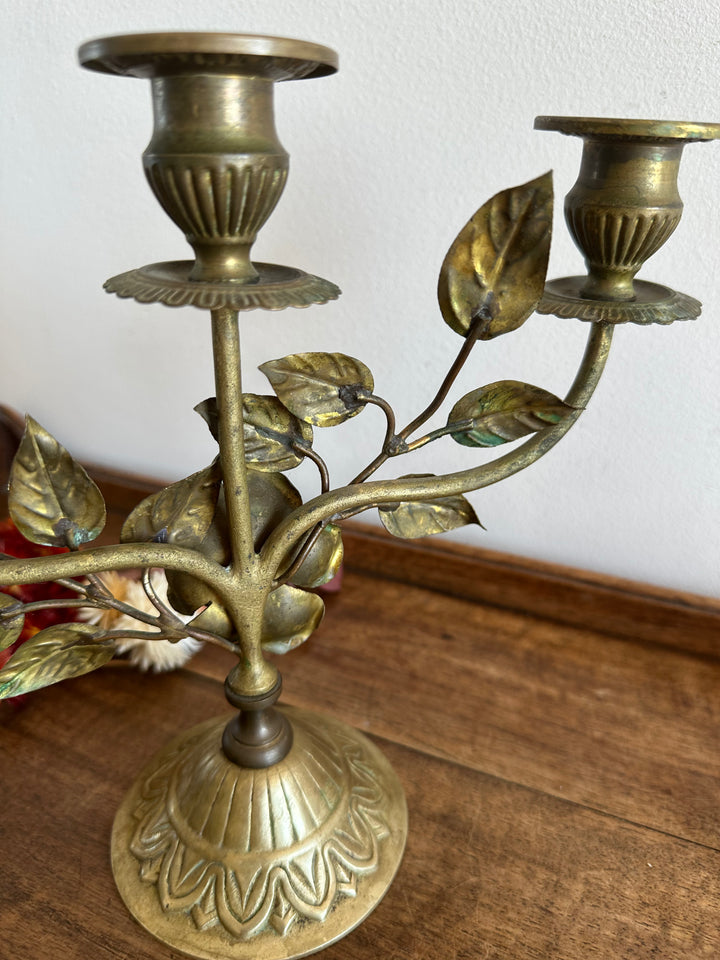 Chandelier à trois branches orné de roses sculptées