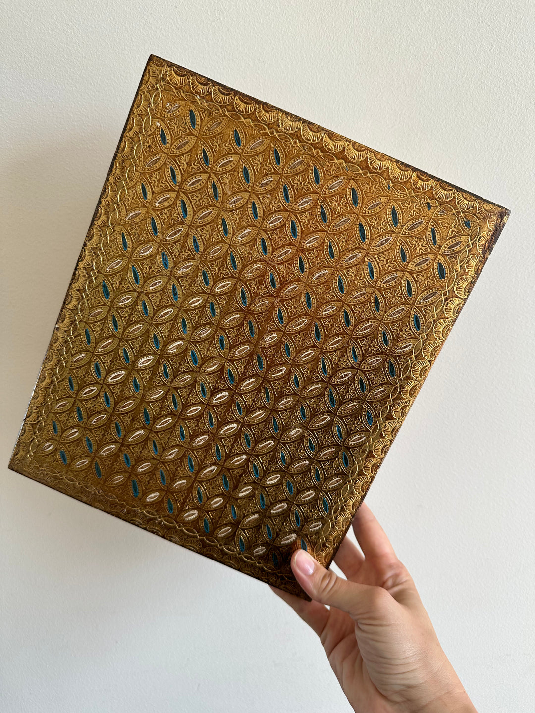 Boite à chocolats en bois décoration dorée style florentin