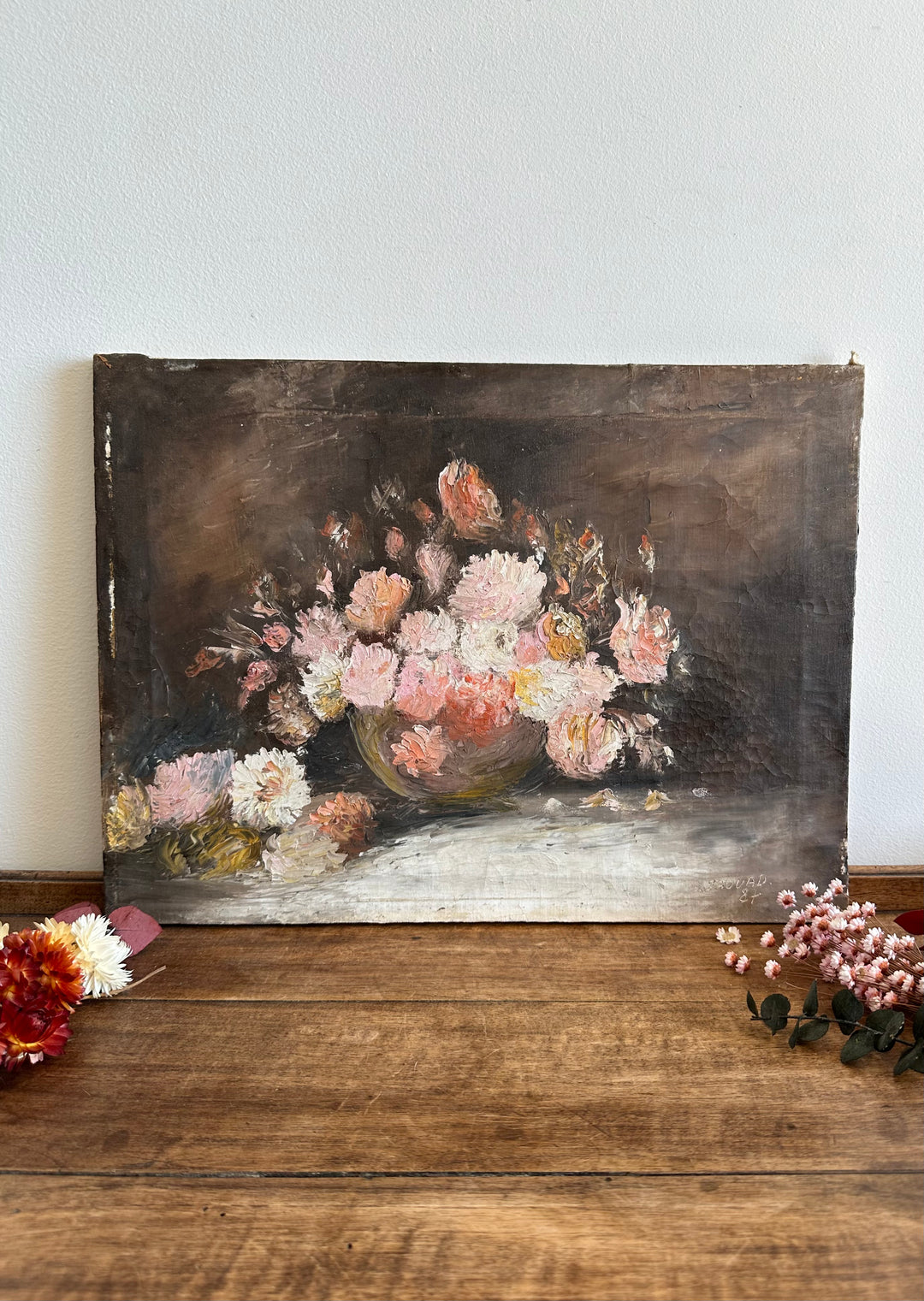 Peinture à l'huile sur toile signée, fond sombre fleurs roses