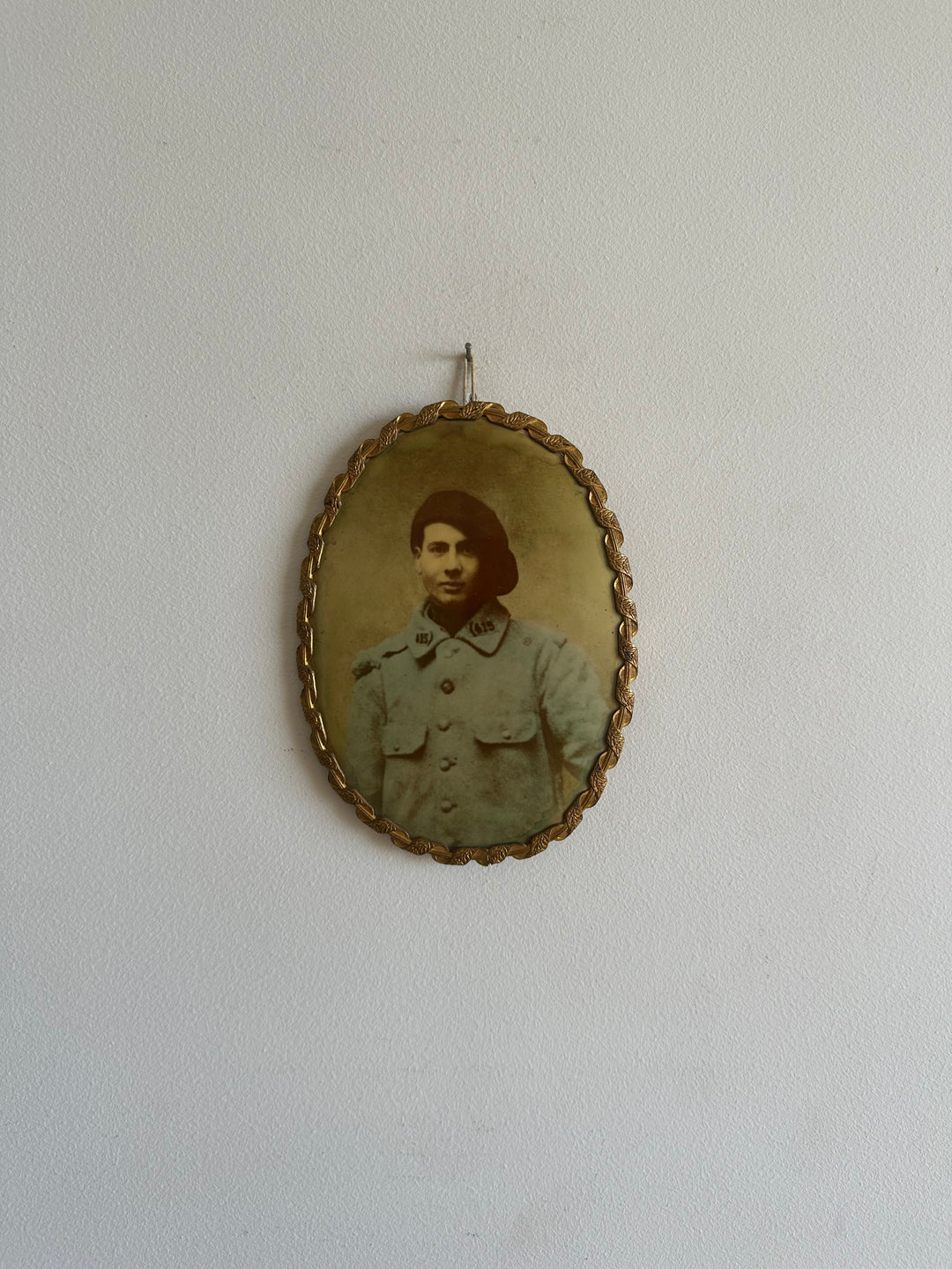 Photographie poilu dans cadre en laiton à poser