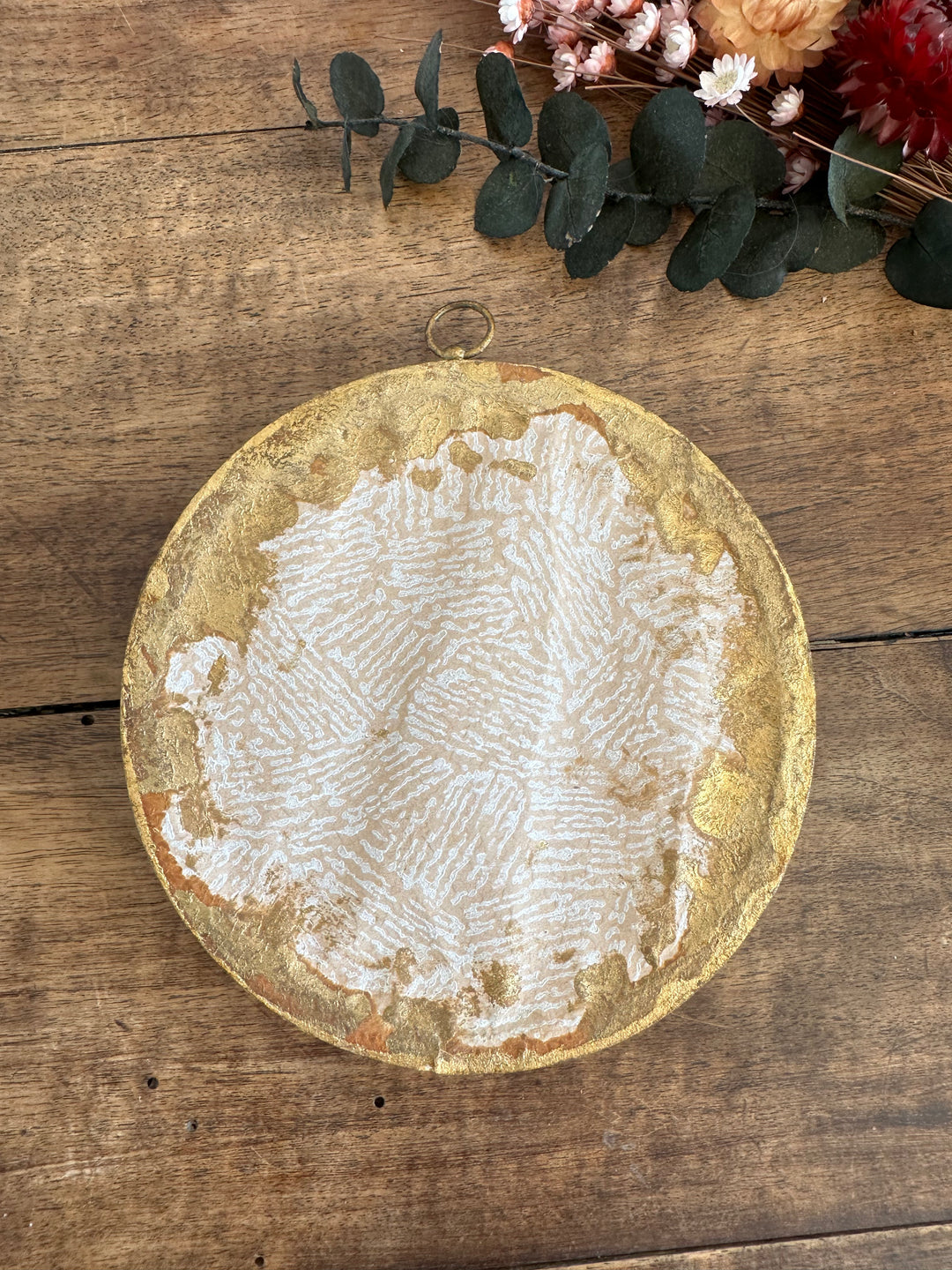 Fleurs en tissu sous verre bombé fond blanc cadre en bois doré