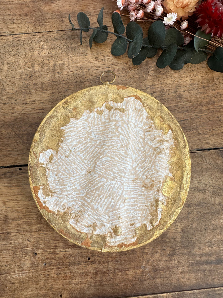Fleurs en tissu sous verre bombé fond blanc cadre en bois doré