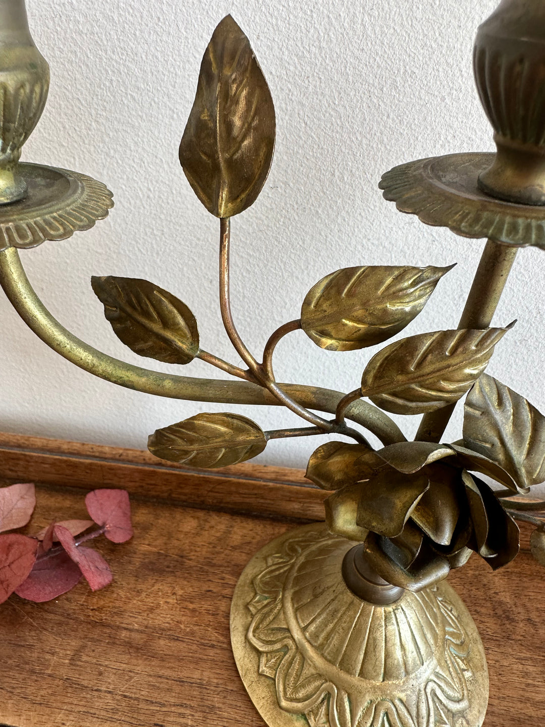 Chandelier à trois branches orné de roses sculptées