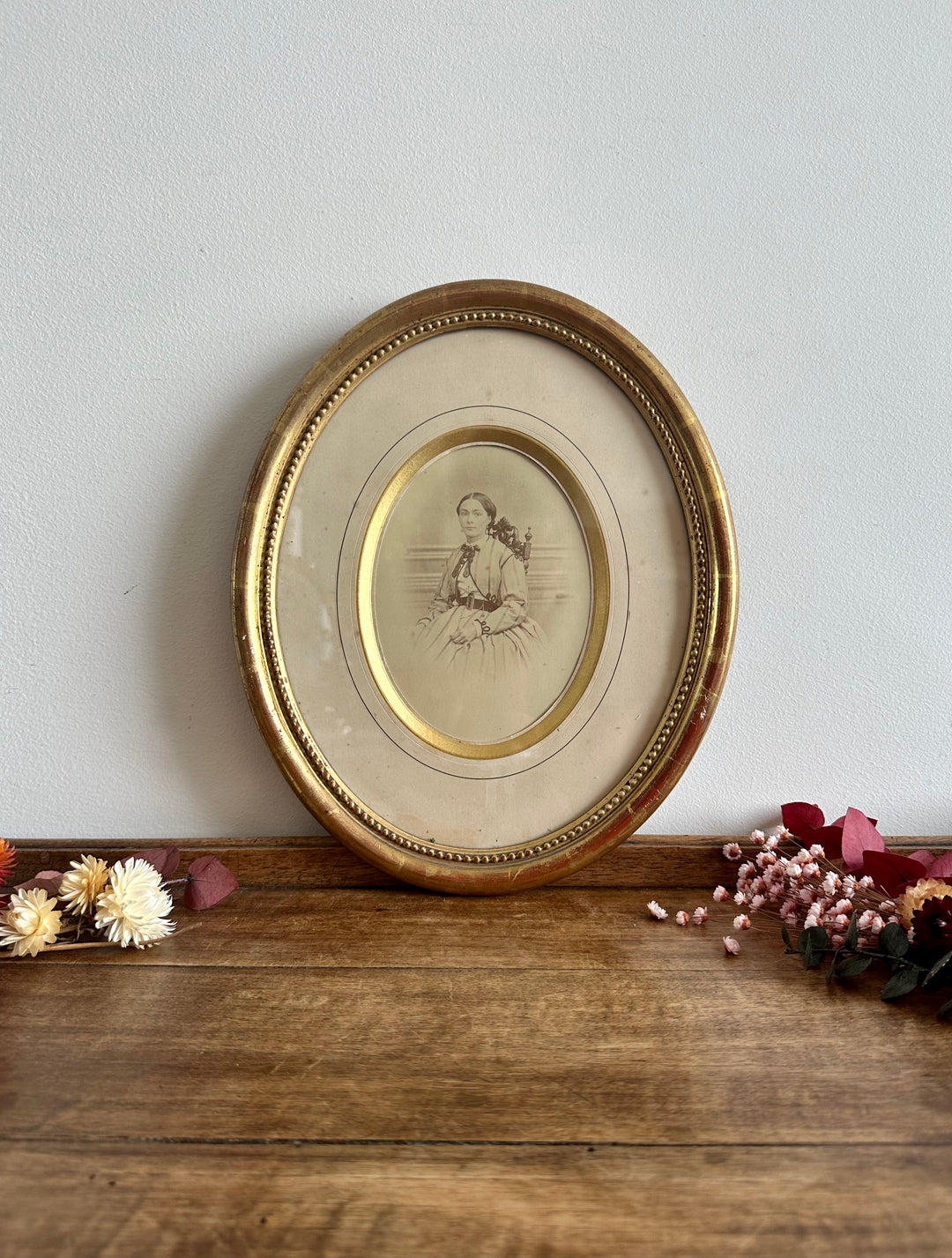 Portrait jeune femme assise dans son cadre doré à la feuille d'or.