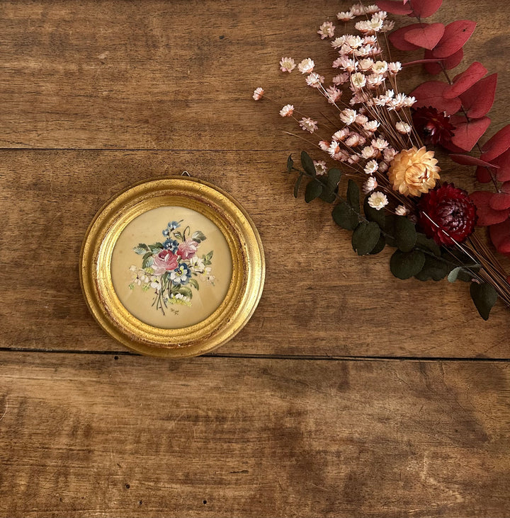 Peinture signée sur porcelaine émaillée dans son cadre doré à la feuille en bois