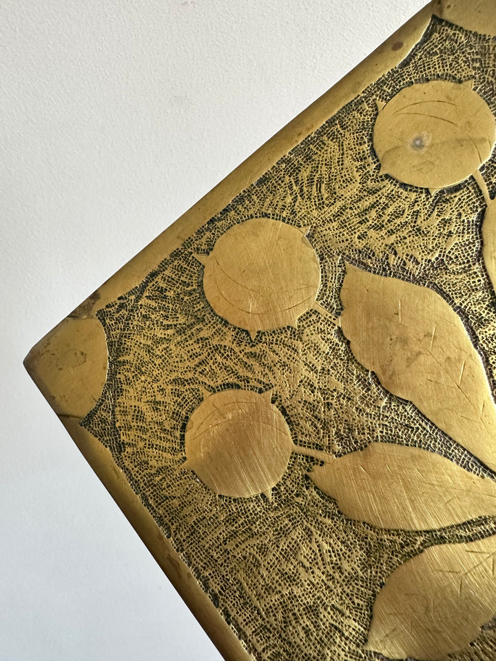 Dessous de plat signé AF en laiton motifs feuilles