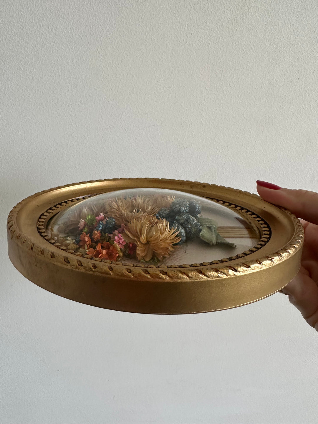 Bouquet de fleurs séchées encadré sous verre bombé