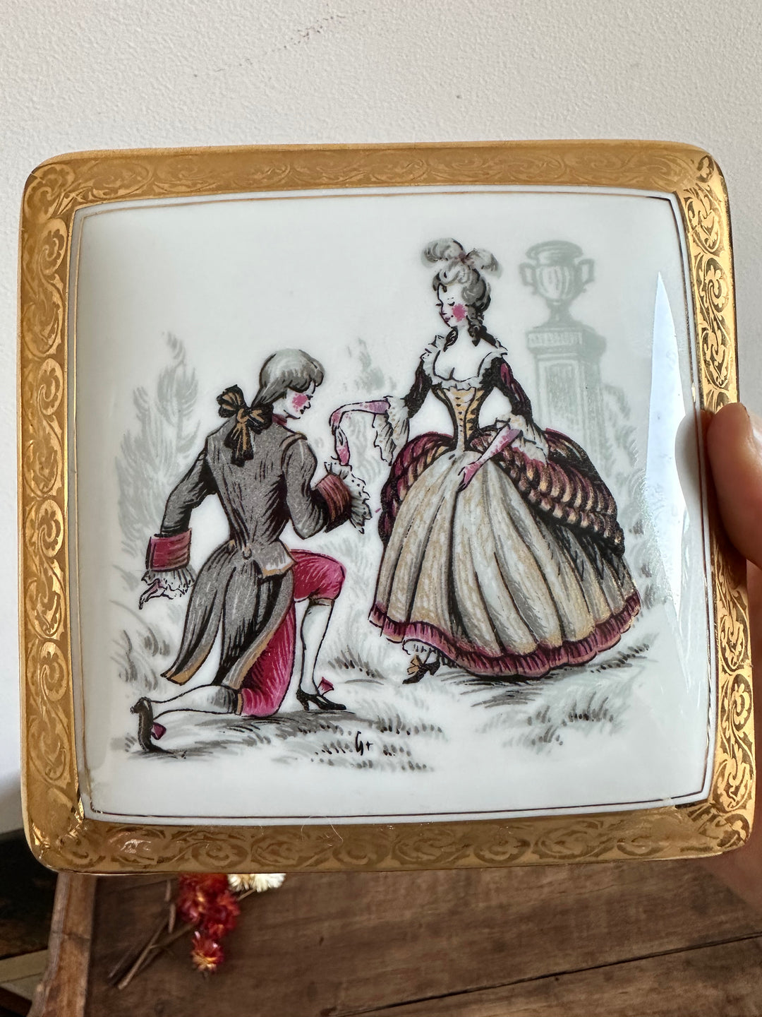 Boite en porcelaine Limoges sur pieds carrés motifs scène d'époque