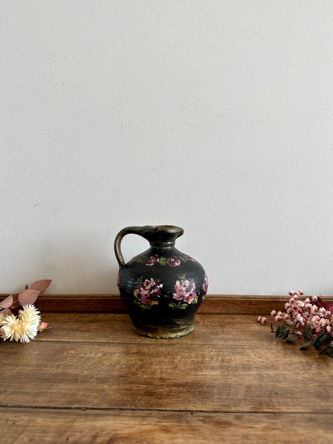 Pichet en terre cuite peint à la main