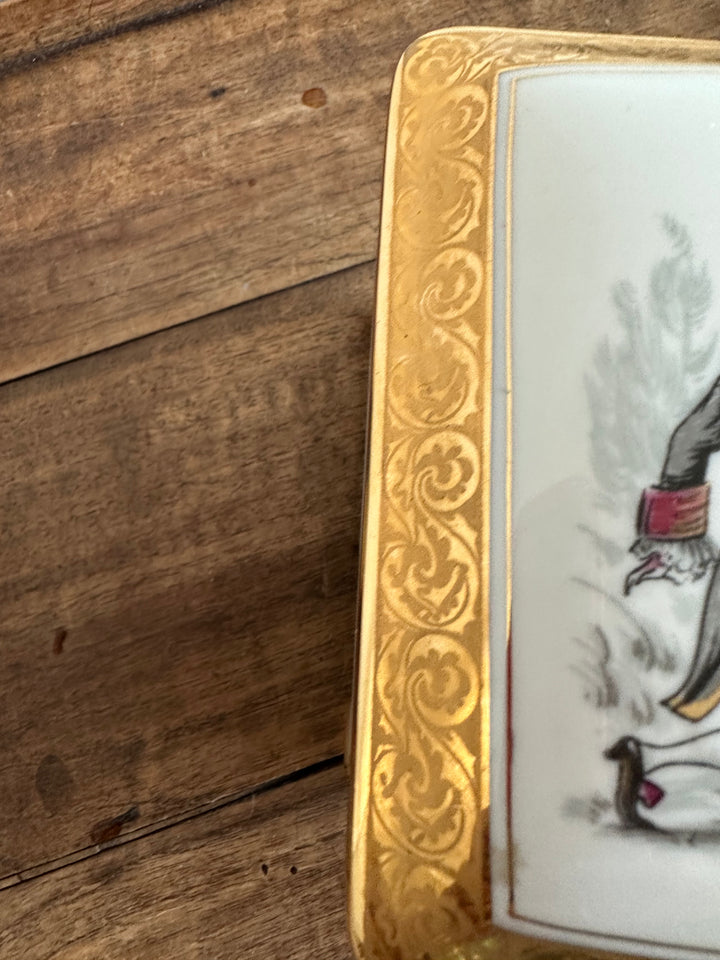 Boite en porcelaine Limoges sur pieds carrés motifs scène d'époque