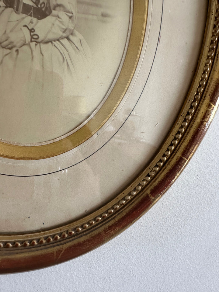 Portrait jeune femme assise dans son cadre doré à la feuille d'or.