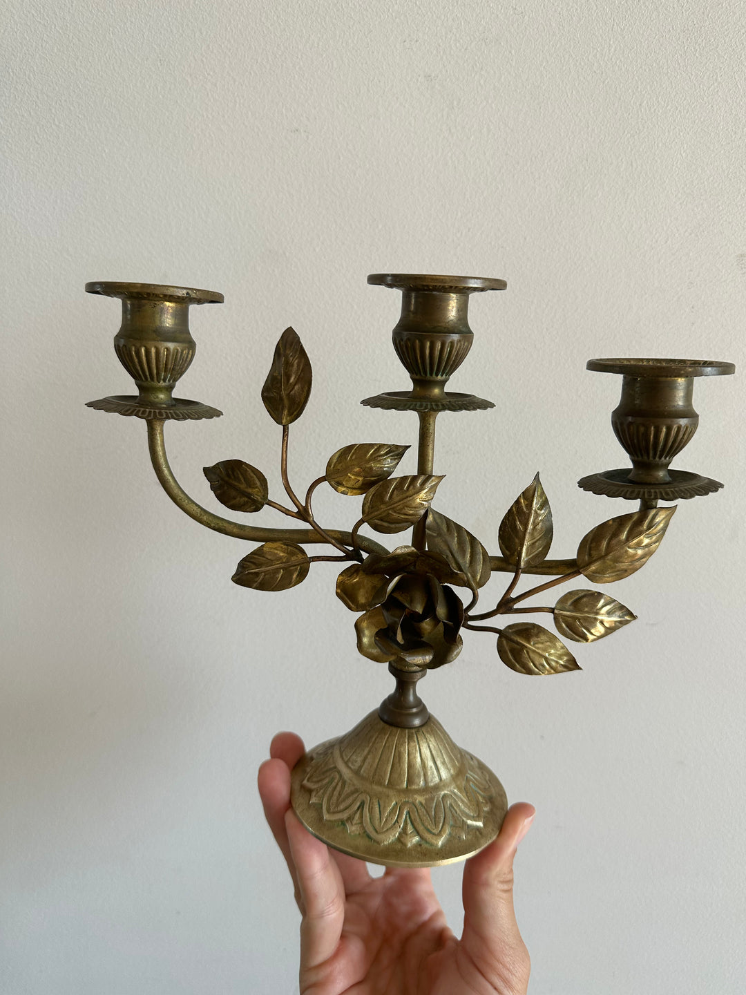 Chandelier à trois branches orné de roses sculptées