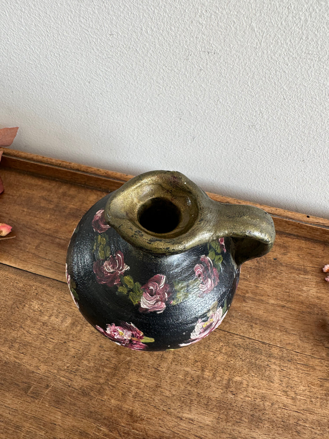 Pichet en terre cuite peint à la main