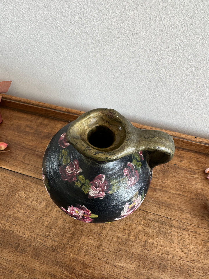 Pichet en terre cuite peint à la main