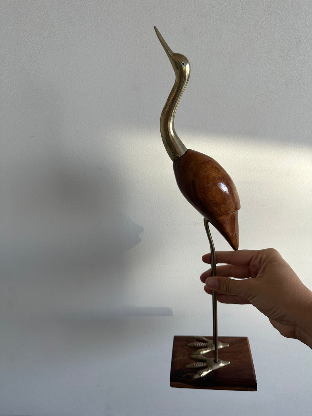 Héron en bois pied en laiton sur socle rectangulaire