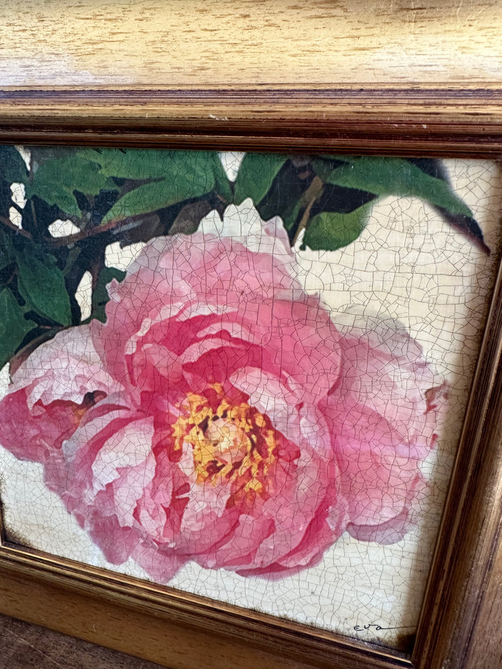 Toile marouflée sur bois représentant une rose dans son cadre épais doré