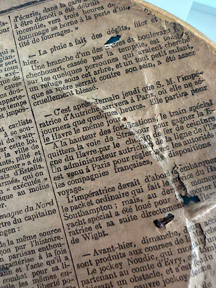 Portrait jeune femme assise dans son cadre doré à la feuille d'or.