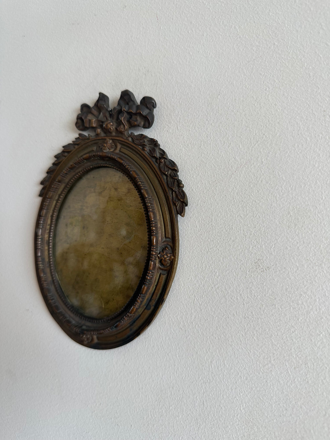 Cadre photo Napoléon III rond en bronze noeud sur fronton
