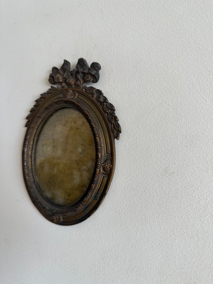 Cadre photo Napoléon III rond en bronze noeud sur fronton