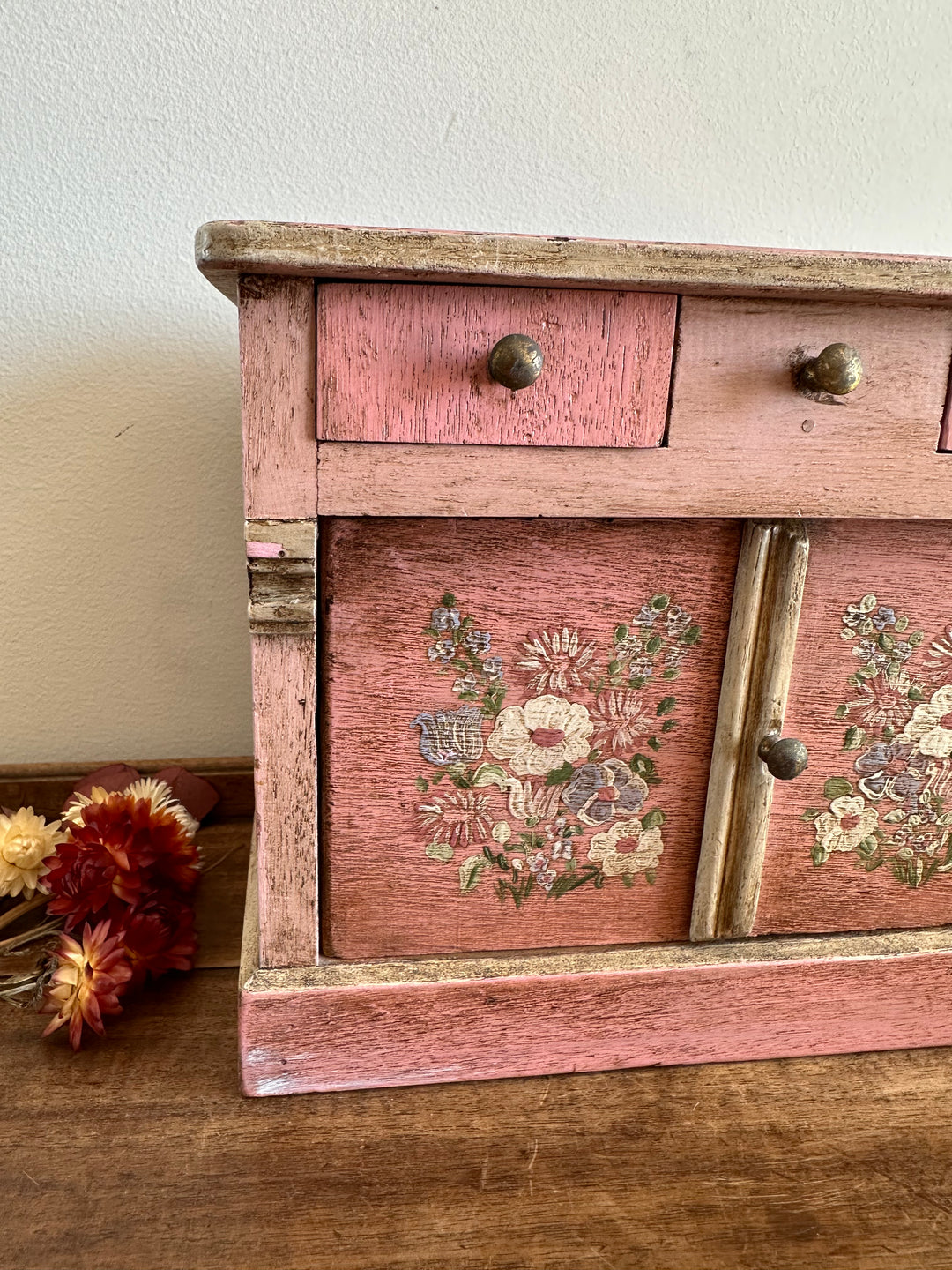 Coffre en bois artisanal peint en rose décoré de fleurs blanches
